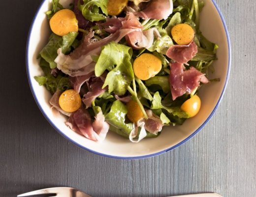 Salat mit Parmaschinken und Physalis