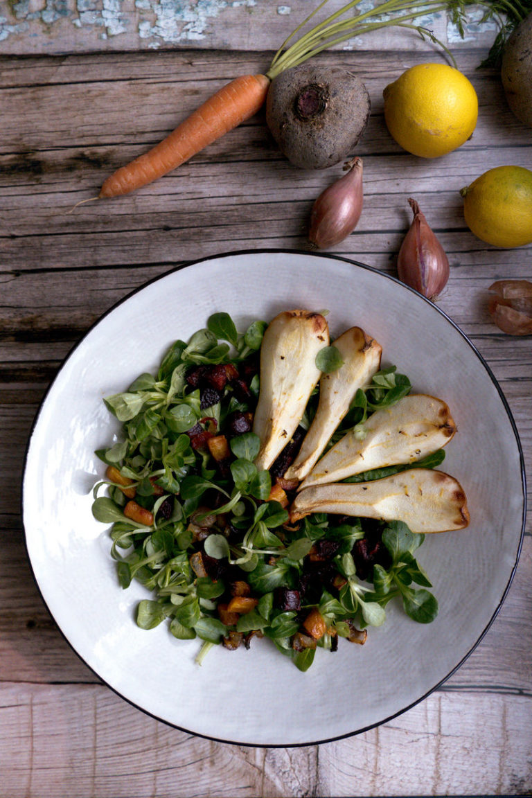 Januarsalat – mit Ofengemüse und gebackenen Birnen – happyfood.love