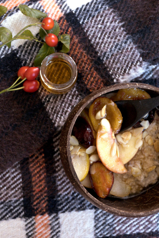 Der Herbst steht vor der Tür – Haferflocken mit warmem Obst und Honig ...