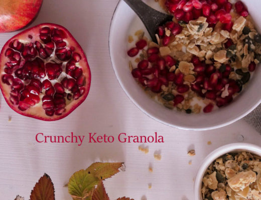 Keto Frühstück Granola mit Granatapfel