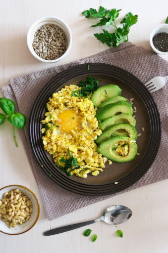 Keto Rührei mit Avocado und Kräutern