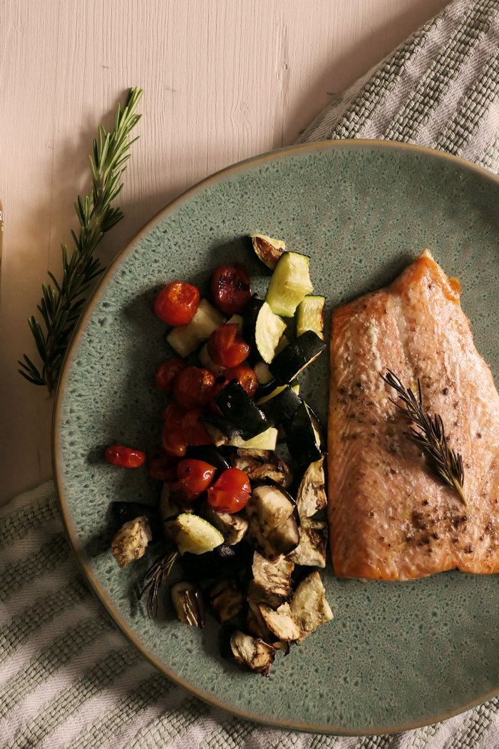 Lachs mit Ofengemüse (ketogenes Mittagessen)